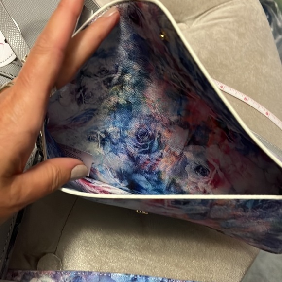 Betsey Johnson gray tote style bag with amazing lining and detachable pouch, new - Picture 9 of 15